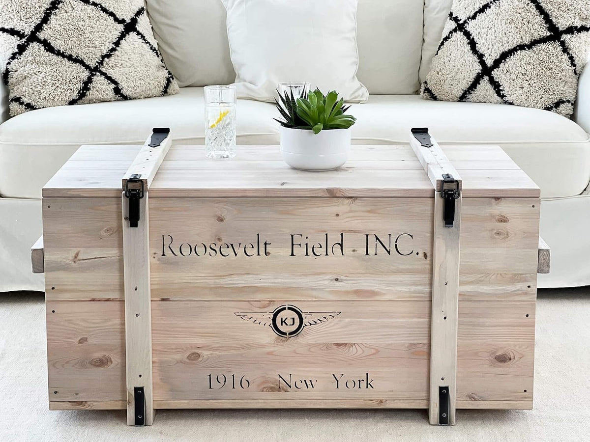 Sofa Uncle Joe´s, grau, Truhe Roosevelt Couchtisch Truhentisch im Vintage shabby
