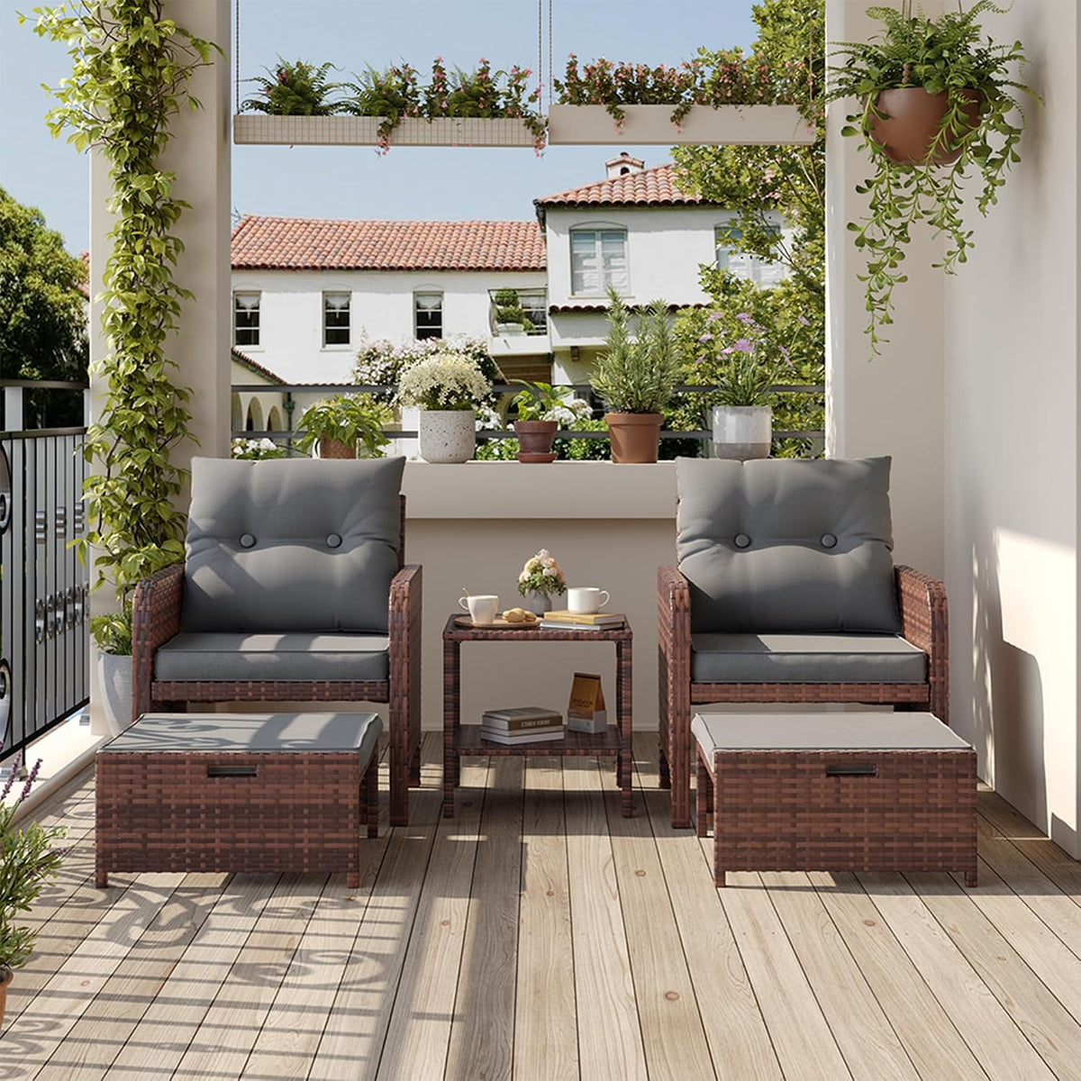 Sofa Amopatio, Braun, 5-teiliges Polyrattan Gartenmöbel Set, Rattan Lounge Set mit 2 Hockern und Glastisch, Terrasse